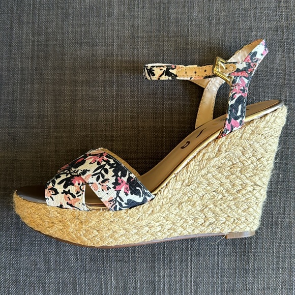 NEW Unisa wedges, size 6.5. Tan with fabric design in white, navy, pink & peach. - Picture 3 of 5